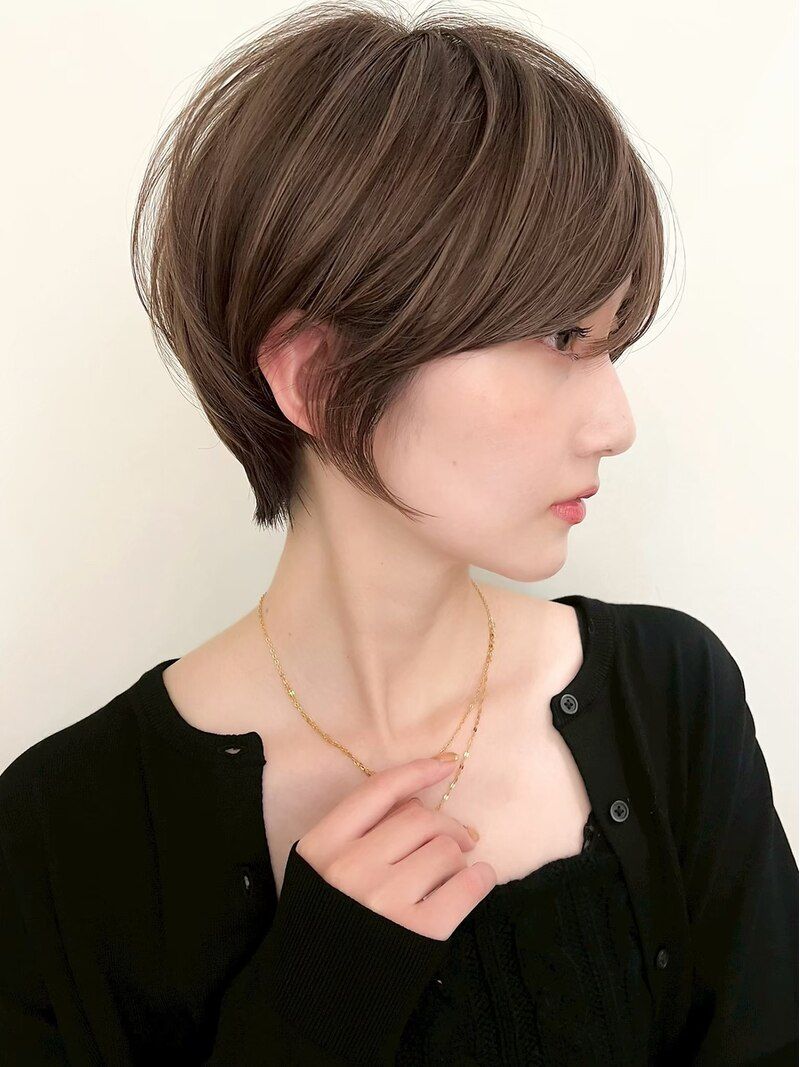 襟足をタイトに収めたハンサムショートの横顔