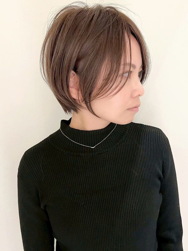 丸みのあるショートボブの横顔