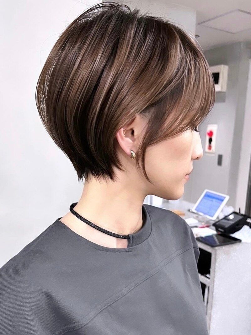 顔まわりにハイライトを入れたショートボブの横顔
